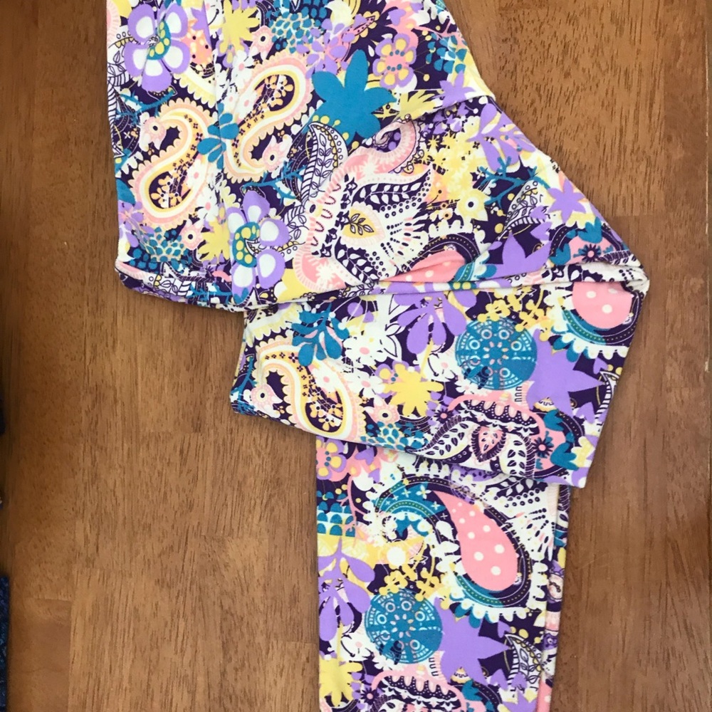 ***Gifted with Purchase*** SOLD***Lularoe leggings